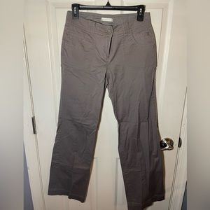 Low rise y2k pants.